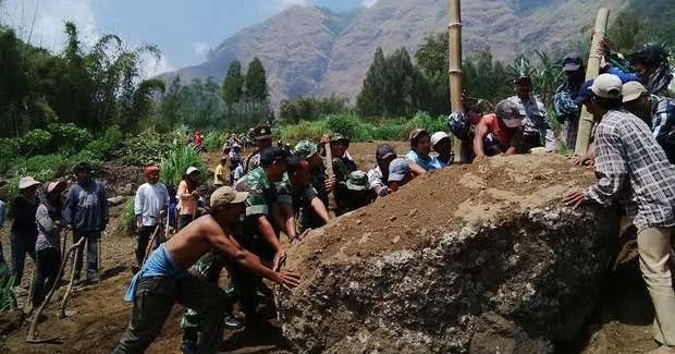 Warga Gunung Bromo Membuat Jalur Evakuasi